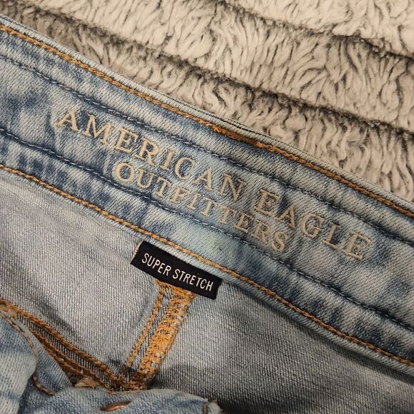 Light wash, exposed button fly American Eagle jean shorts size 6 - Picture 2 of 8